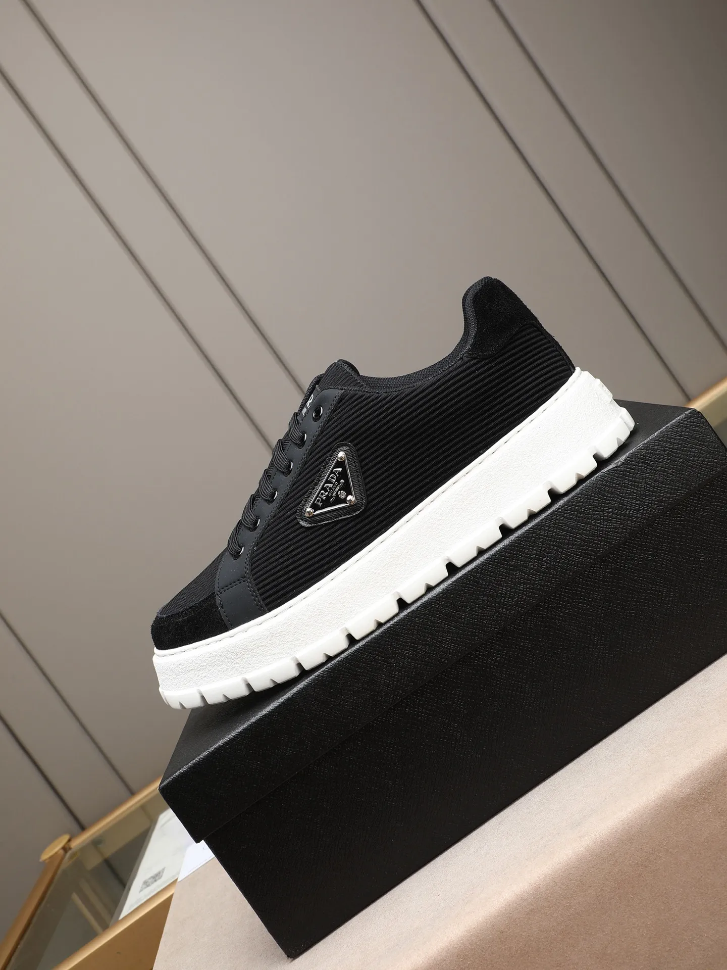 Men's Men's Shoes 💰440 Prada/Prada Men's new casual shoes, this sports shoe is made of imported calfskin upper with breathable mesh and breathable mesh lining. The foot pads are made of sheepskin, and the outsole is made of non-slip sports exclusive rubber outsole with logo. It feels good on the feet and is a fashionable item! Size: 38-44 (45 customized)